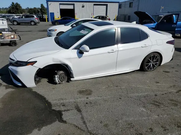 4T1T11AK8NU646950 2022 TOYOTA CAMRY - Image 1