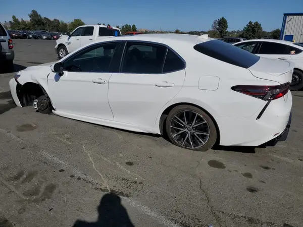 4T1T11AK8NU646950 2022 TOYOTA CAMRY - Image 2