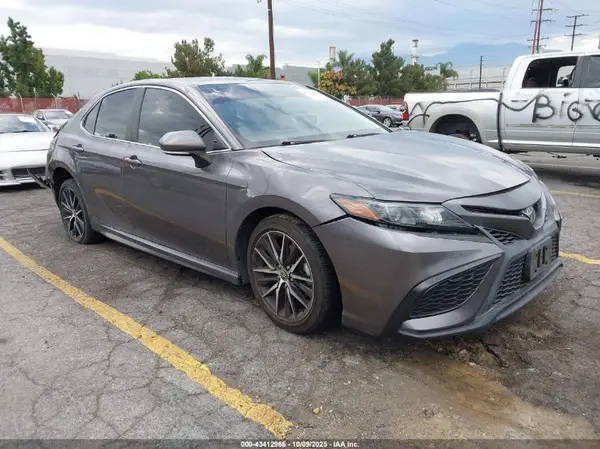 4T1T11AK8NU706371 2022 TOYOTA CAMRY - Image 1