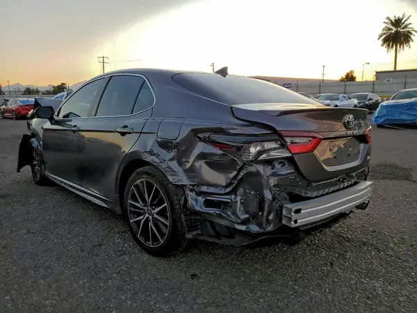 4T1T11AK8NU715071 2022 TOYOTA CAMRY - Image 2