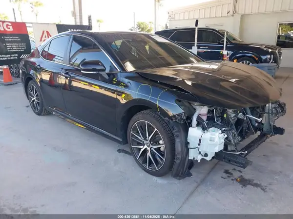 4T1T11AK9NU015091 2022 TOYOTA CAMRY - Image 1