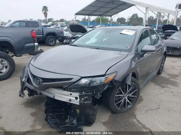 4T1T11AK9NU052867 2022 TOYOTA CAMRY - Image 2