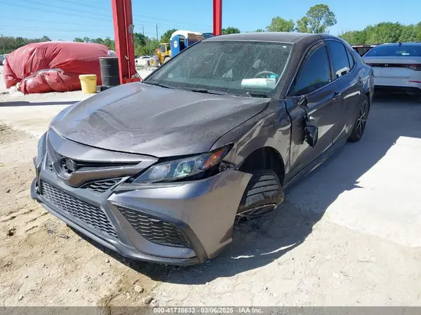 4T1T11AK9NU617960 2022 TOYOTA CAMRY - Image 2