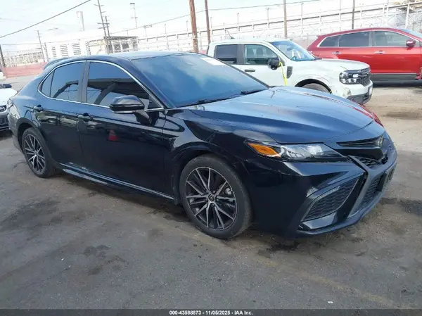 4T1T11AK9NU626402 2022 TOYOTA CAMRY - Image 1