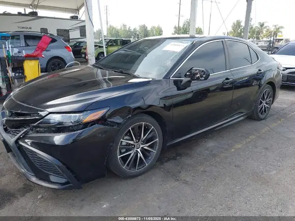 4T1T11AK9NU626402 2022 TOYOTA CAMRY - Image 2