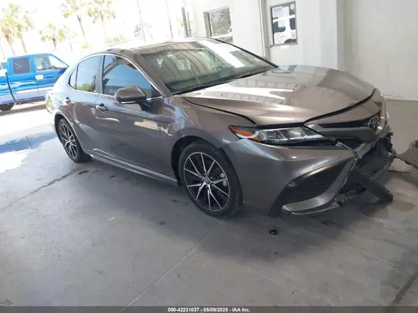 4T1T11AK9NU640414 2022 TOYOTA CAMRY - Image 1