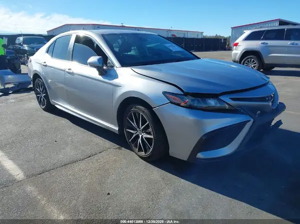 4T1T11AK9NU644320 2022 TOYOTA CAMRY - Image 1