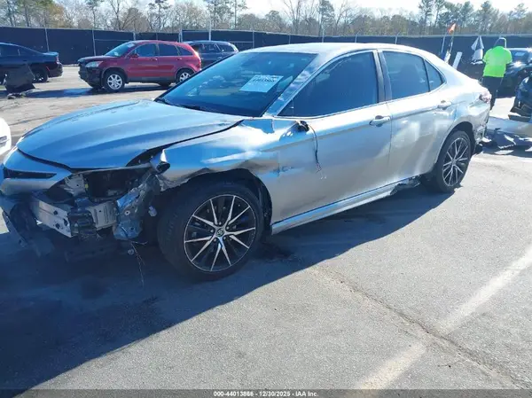 4T1T11AK9NU644320 2022 TOYOTA CAMRY - Image 2
