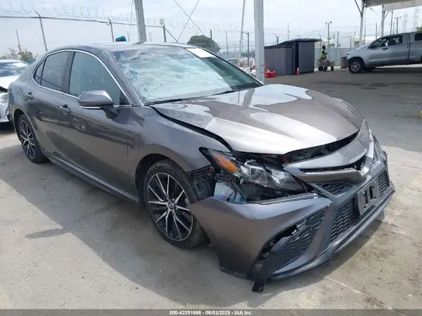 4T1T11AK9NU679617 2022 TOYOTA CAMRY - Image 1