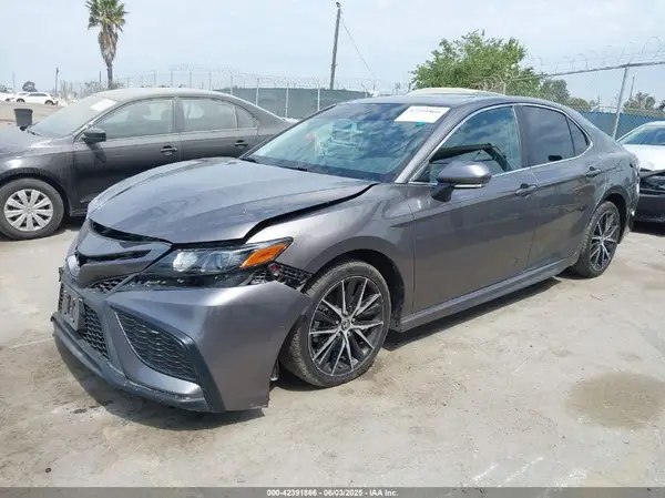 4T1T11AK9NU679617 2022 TOYOTA CAMRY - Image 2