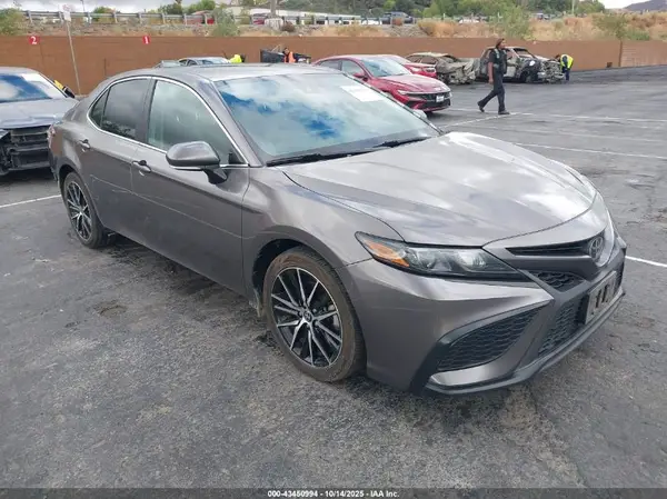 4T1T11AK9NU684316 2022 TOYOTA CAMRY - Image 1