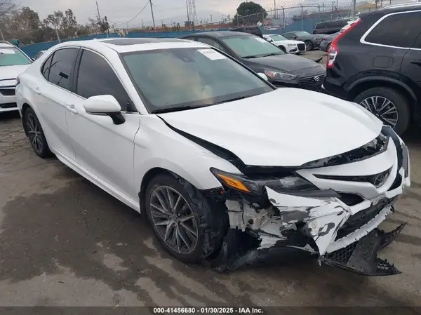 4T1T11AK9NU695526 2022 TOYOTA CAMRY - Image 1