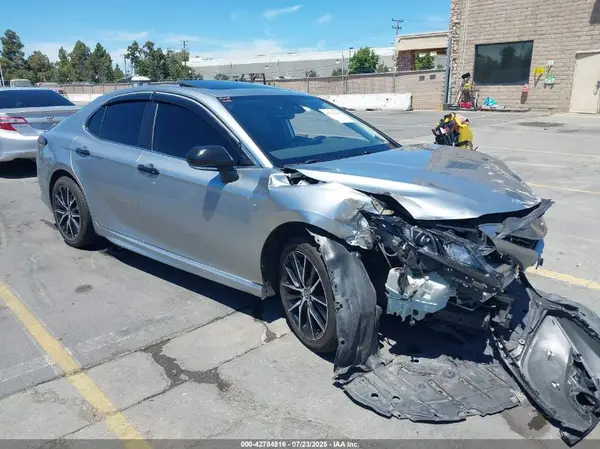 4T1T11AK9NU696952 2022 TOYOTA CAMRY - Image 1