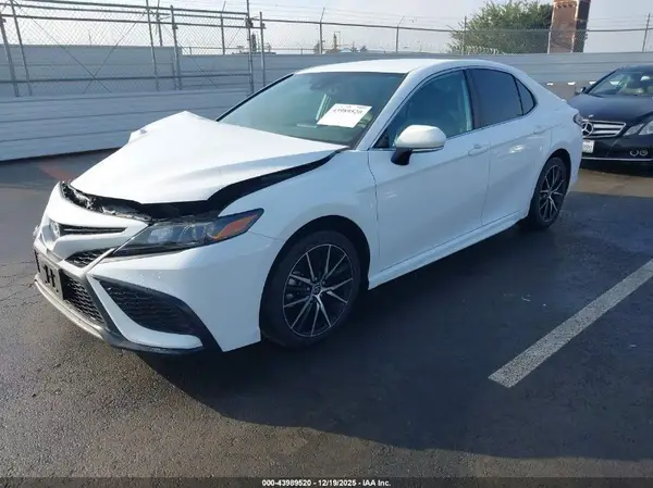 4T1T11AKXNU693882 2022 TOYOTA CAMRY - Image 2