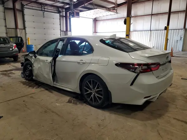 4T1T11BK2NU052756 2022 TOYOTA CAMRY - Image 2