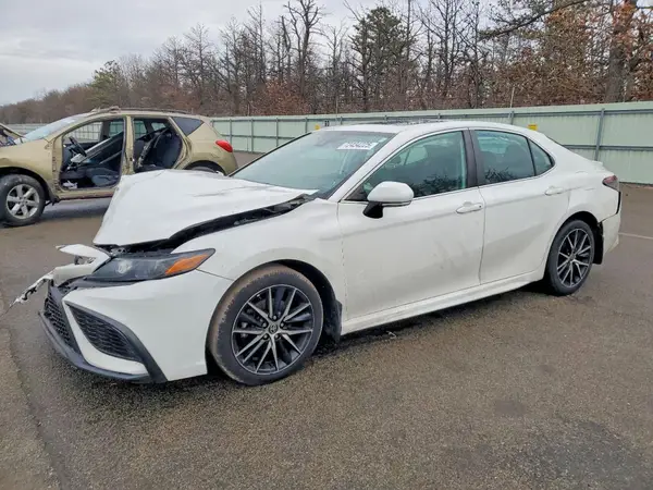 4T1T11BK5NU057417 2022 TOYOTA CAMRY - Image 1