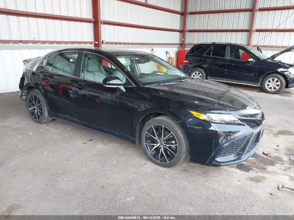4T1T11BK5NU060768 2022 TOYOTA CAMRY - Image 1