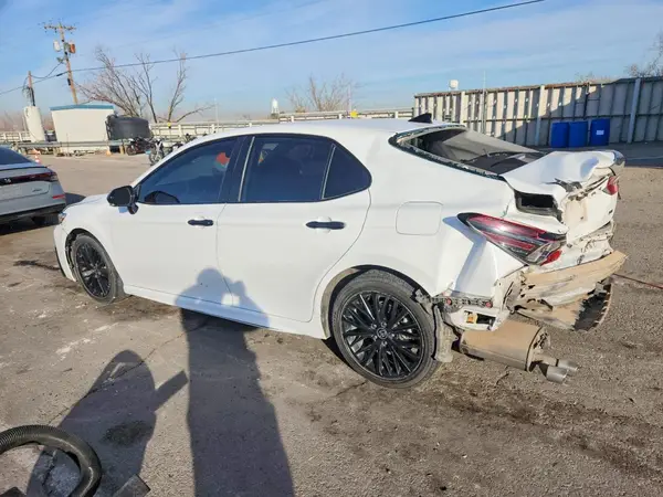 4T1T31AK1NU033837 2022 TOYOTA CAMRY - Image 2
