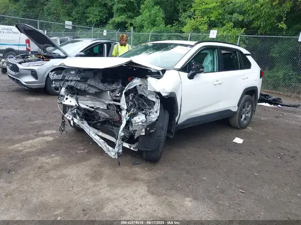 4T3RWRFV6NU057805 2022 TOYOTA RAV 4 - Image 2