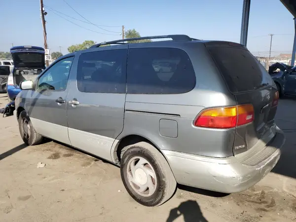 4T3ZF13C0YU235653 2020 TOYOTA SIENNA - Image 2