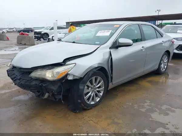 4T4BF1FK1GR520833 2016 TOYOTA CAMRY - Image 2
