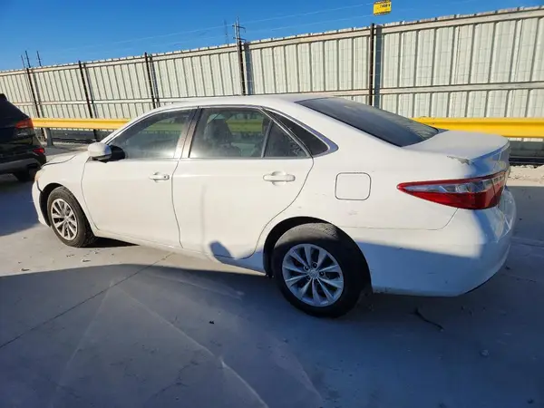 4T4BF1FK5GR559747 2016 TOYOTA CAMRY - Image 2