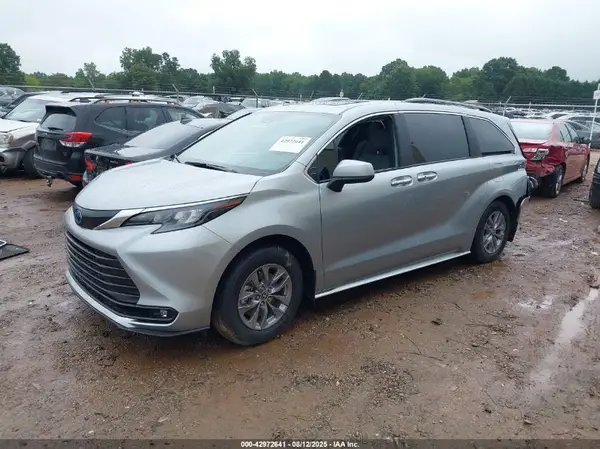 52DYRKEC7SS271600 2025 TOYOTA SIENNA - Image 2