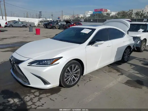 58AB21B10KU004385 2019 LEXUS ES - Image 2