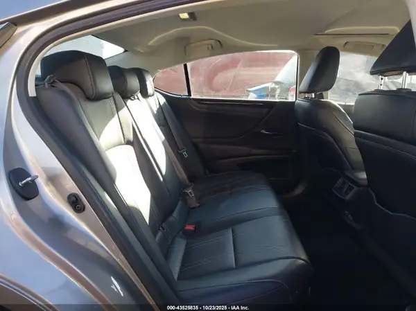 58AB21B12KU003738 2019 LEXUS ES - Image 8