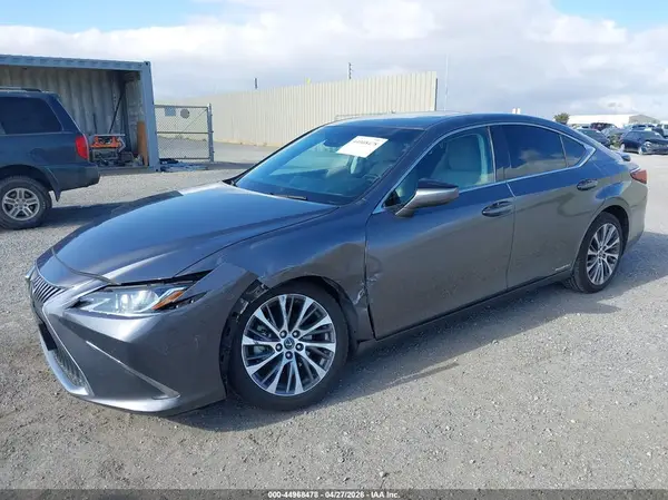 58AB21B14KU004194 2019 LEXUS ES - Image 2
