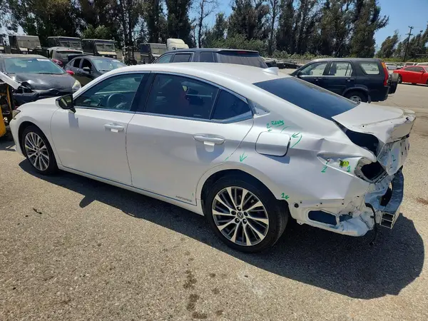 58AB21B16KU003127 2019 LEXUS ES - Image 2