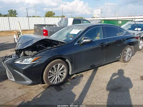 58AB21B16KU004102 2019 LEXUS ES - Image 2