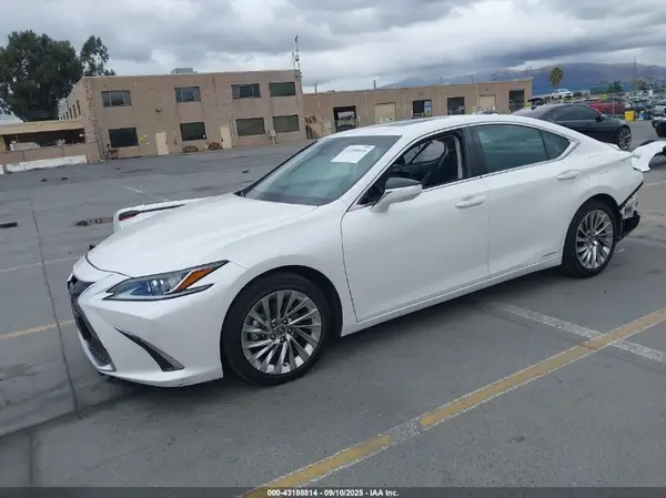58AB21B18KU001234 2019 LEXUS ES - Image 2