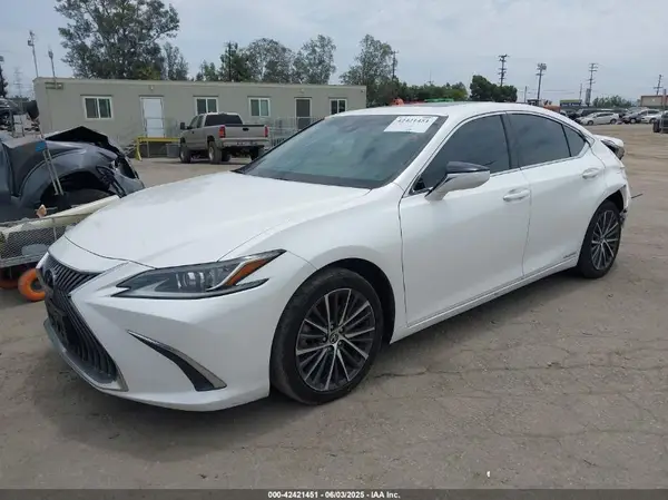 58AB21B18KU003565 2019 LEXUS ES - Image 2
