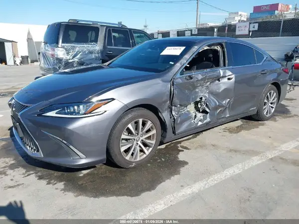 58AB21B18KU003730 2019 LEXUS ES - Image 2