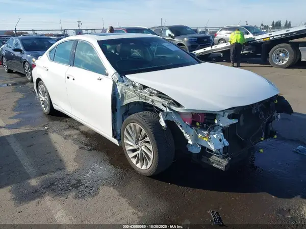58AB21B1XKU002790 2019 LEXUS ES - Image 1