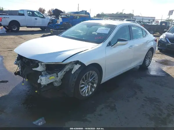 58AB21B1XKU002790 2019 LEXUS ES - Image 2