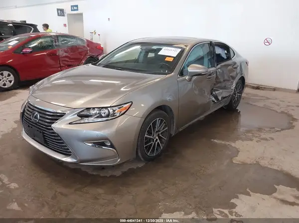58ABK1GG0HU065757 2017 LEXUS ES - Image 2