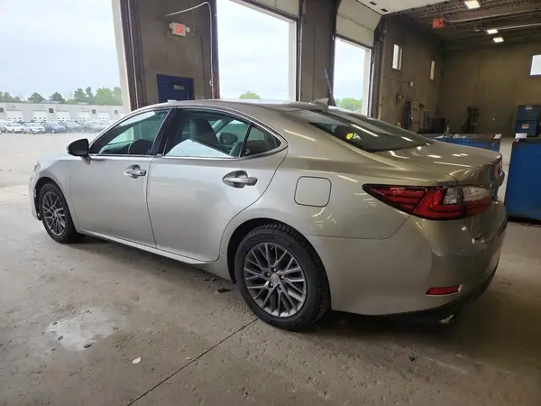 58ABK1GG0JU095220 2018 LEXUS ES - Image 2