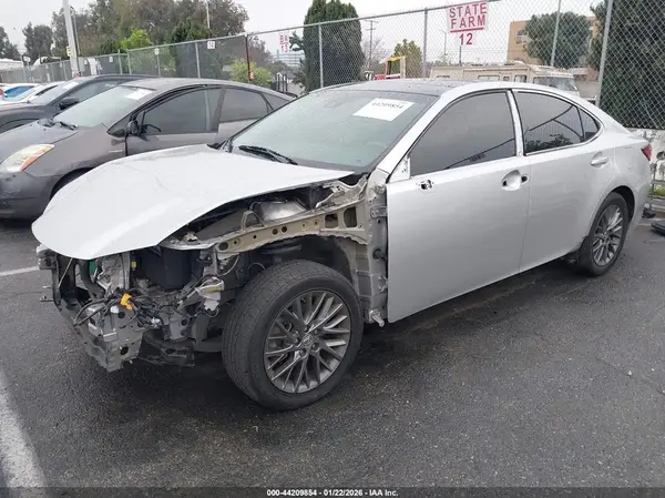 58ABK1GG0JU108564 2018 LEXUS ES - Image 2