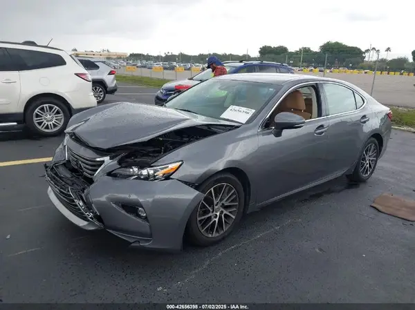 58ABK1GG0JU113070 2018 LEXUS ES - Image 2