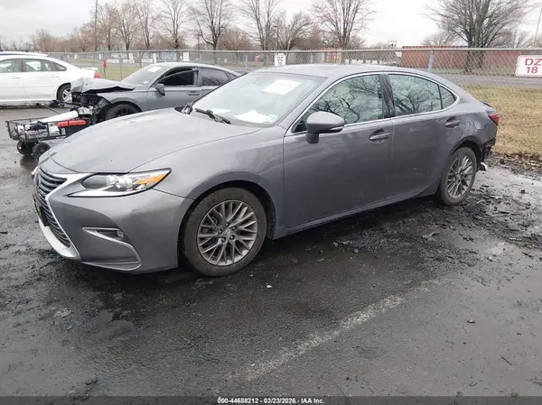 58ABK1GG0JU115272 2018 LEXUS ES - Image 2