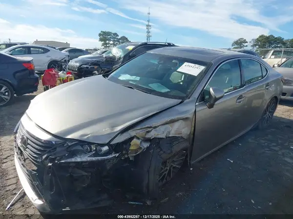 58ABK1GG1GU010670 2016 LEXUS ES - Image 2