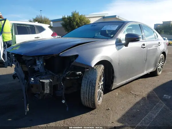 58ABK1GG1HU041645 2017 LEXUS ES - Image 2
