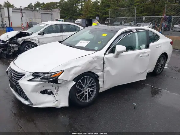 58ABK1GG1HU075052 2017 LEXUS ES - Image 2