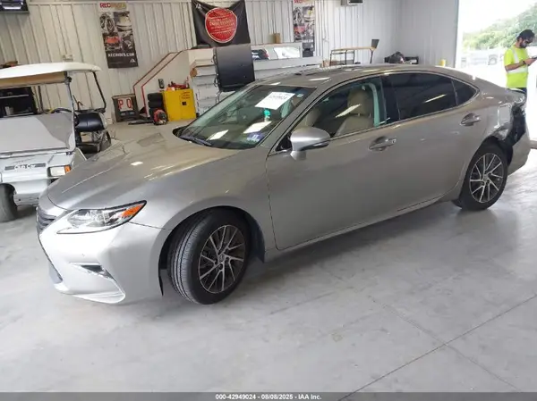 58ABK1GG1JU091807 2018 LEXUS ES - Image 2