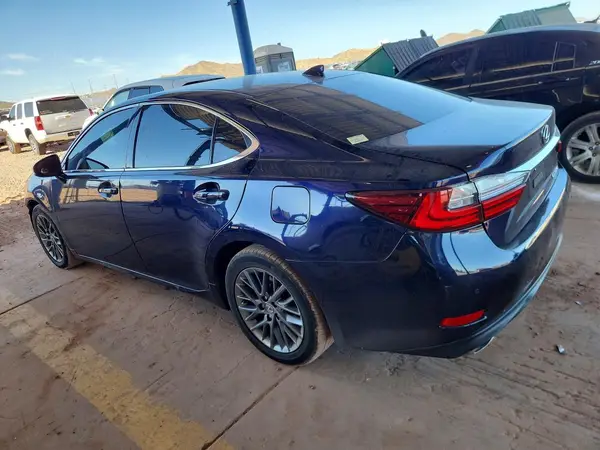 58ABK1GG1JU099907 2018 LEXUS ES - Image 2