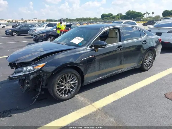 58ABK1GG1JU100859 2018 LEXUS ES - Image 2