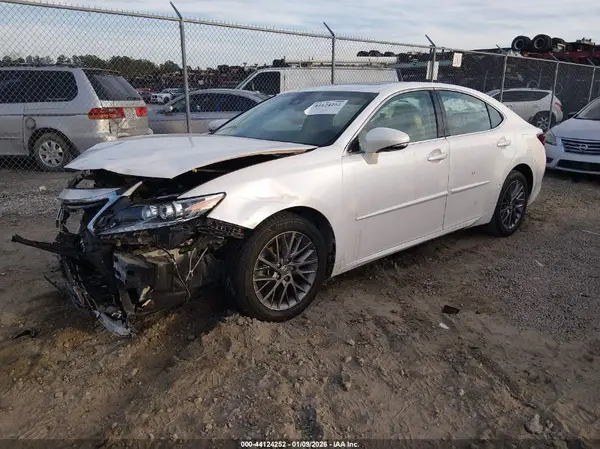 58ABK1GG1JU104765 2018 LEXUS ES - Image 2