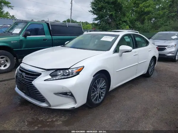 58ABK1GG2HU044392 2017 LEXUS ES - Image 2